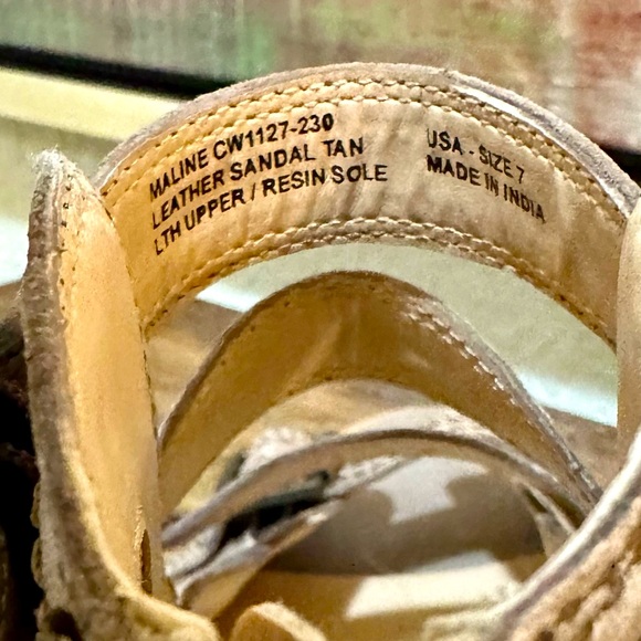 🌸Gimmicks Leather Sandal by BKE Buckle - Picture 2 of 15